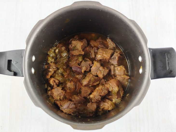 Panela aberta após tempo na pressão, caldo reduzido.