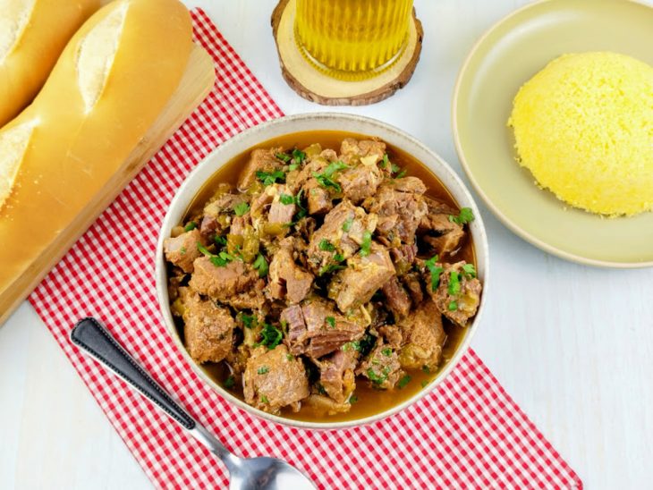 Carne transferida para tigela.