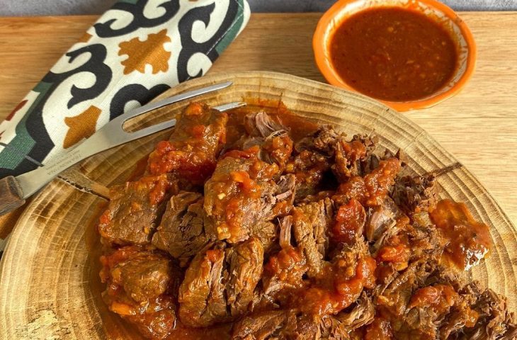 Carne desfiada com molho barbecue