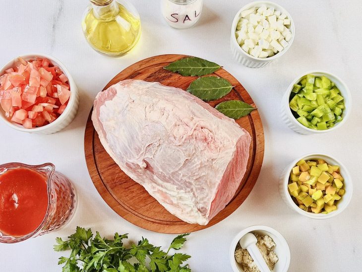 ingredientes para preparo de carne louca de festa separados e organizados.