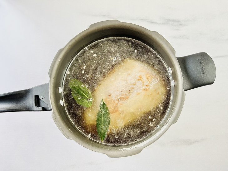peça de lagarto selada e temperada para cozinhar na pressão.