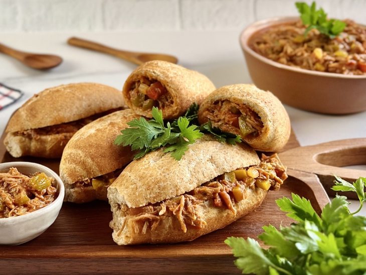 carne louca de festa finalizada em pãozinho francês.
