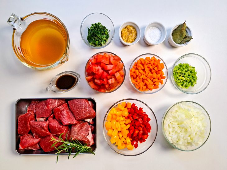 Ingredientes para a receita reunidos em uma bancada.