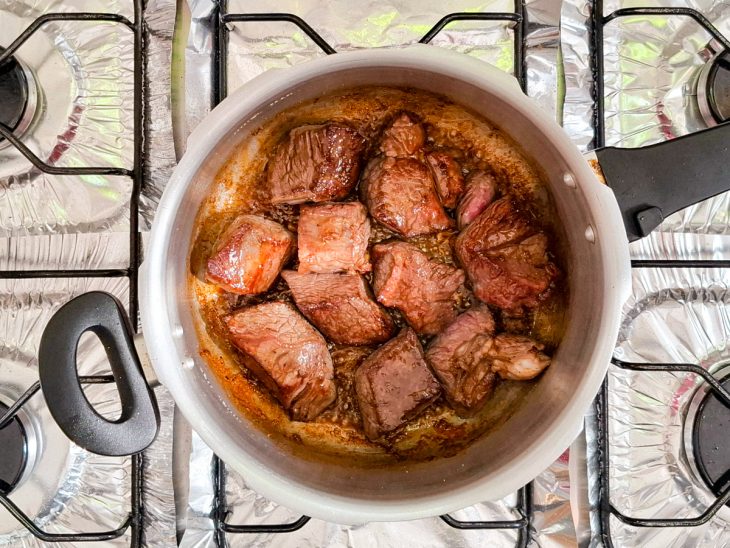 Pedaços de carne selados na panela.