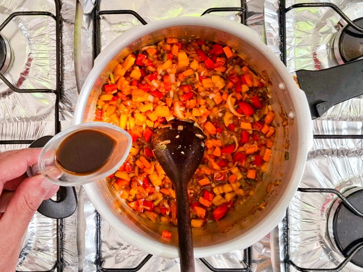 Caldo de carne e molho inglês adicionados na panela.