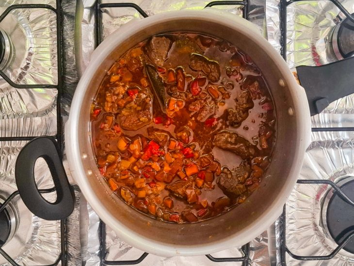Panela aberta no fogo.