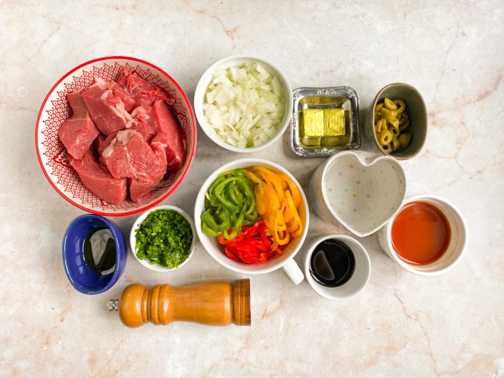Ingredientes reunidos em uma bancada.