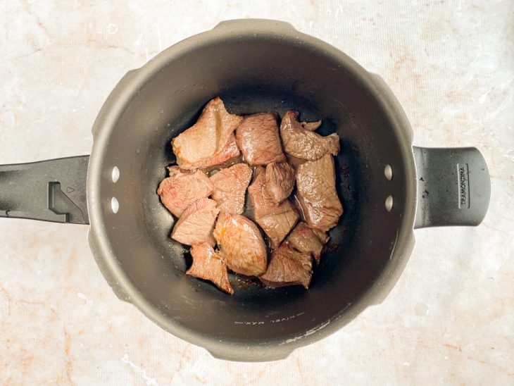 Carne para selar na panela.