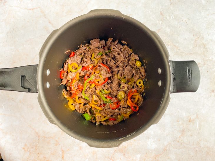 Ingredientes misturados numa panela de pressão.
