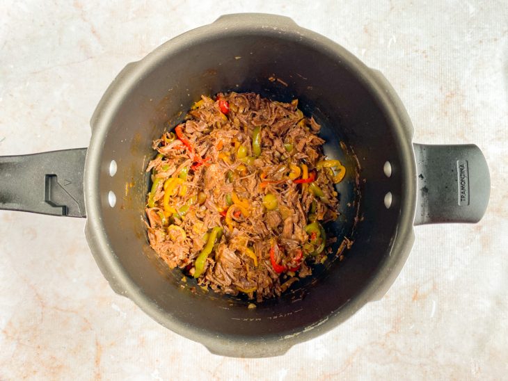 Carne apurada na panela.