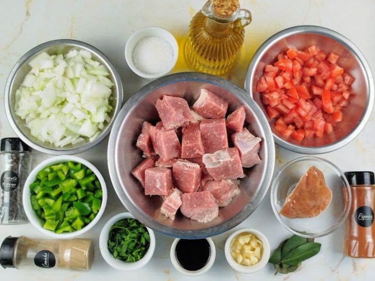 Ingredientes reunidos em uma bancada.