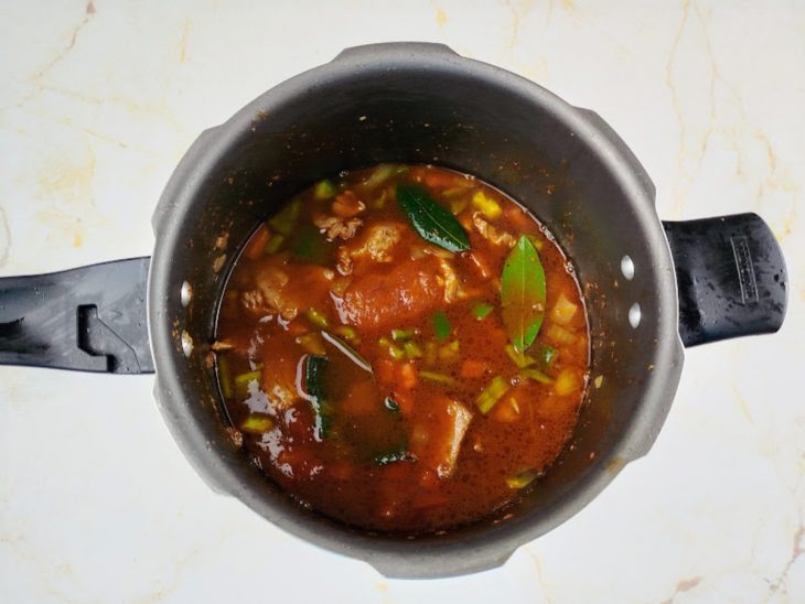 Shoyu, molho de tomate e água adicionados a panela.