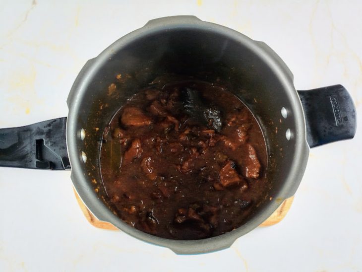 Carne cozida na panela de pressão.