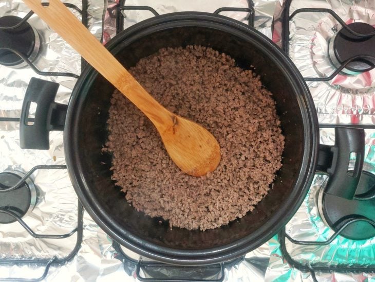 Panela com carne moída soltinha e cozida.