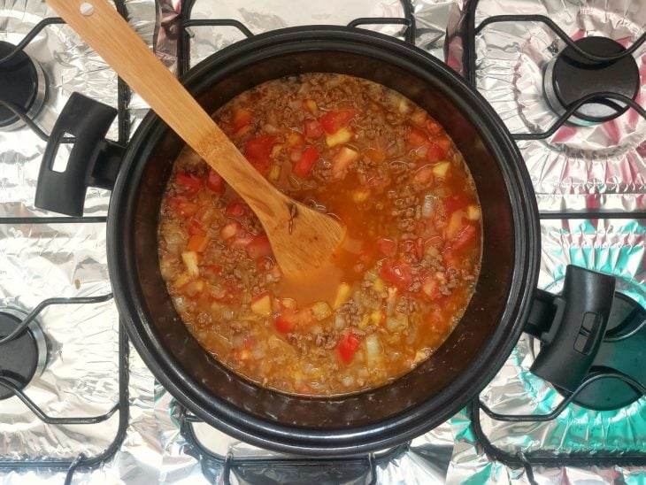 Carne moída temperada na panela com um pouco de líquido.