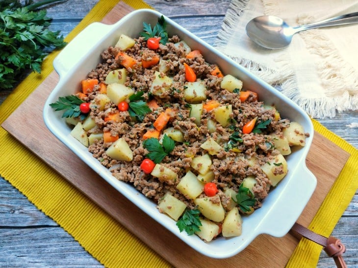 Carne moída com batatas e cenouras em um refratário.