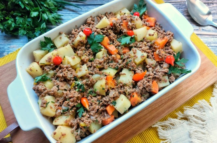 Carne moída com batatas e cenouras