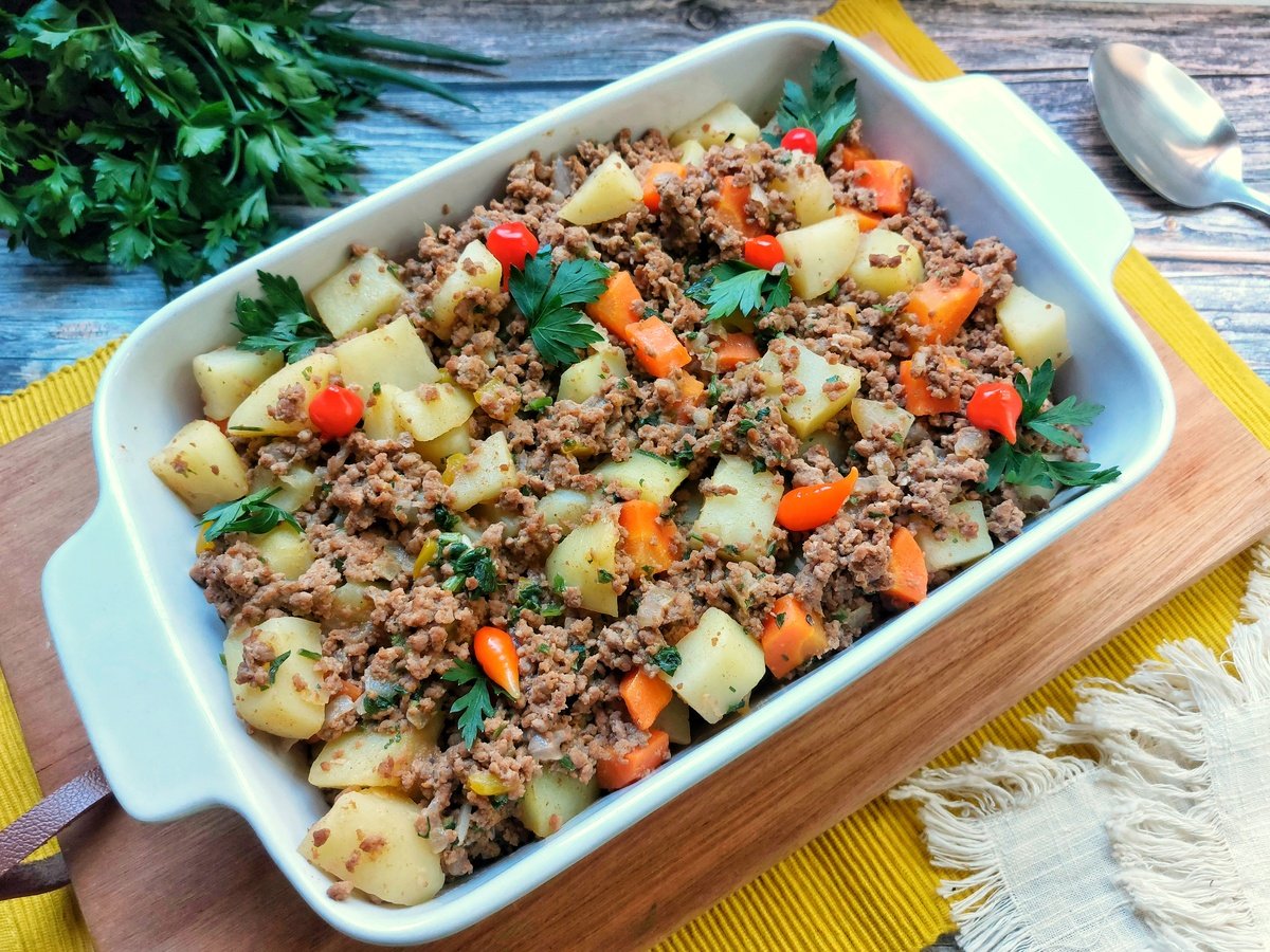 Carne moída com batatas e cenouras