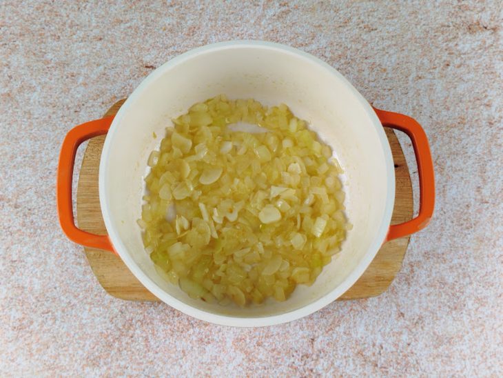 Cebola refogada na panela.