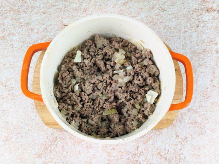 Carne adicionada e cozida na panela.