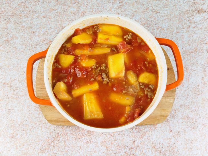 Carne moída com mandioca cozida na panela.