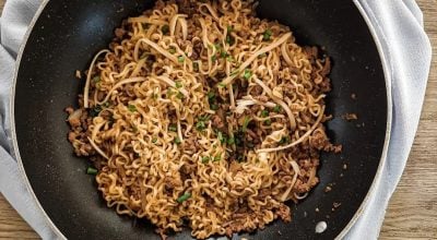 Carne moída com noodles ao molho asiático