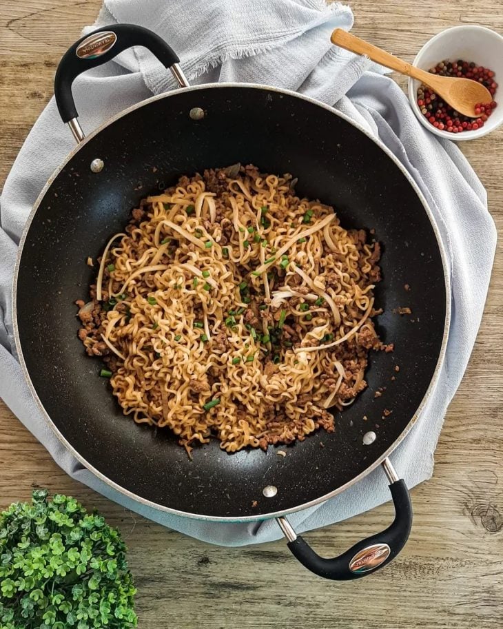 Carne moída com noodles ao molho asiático