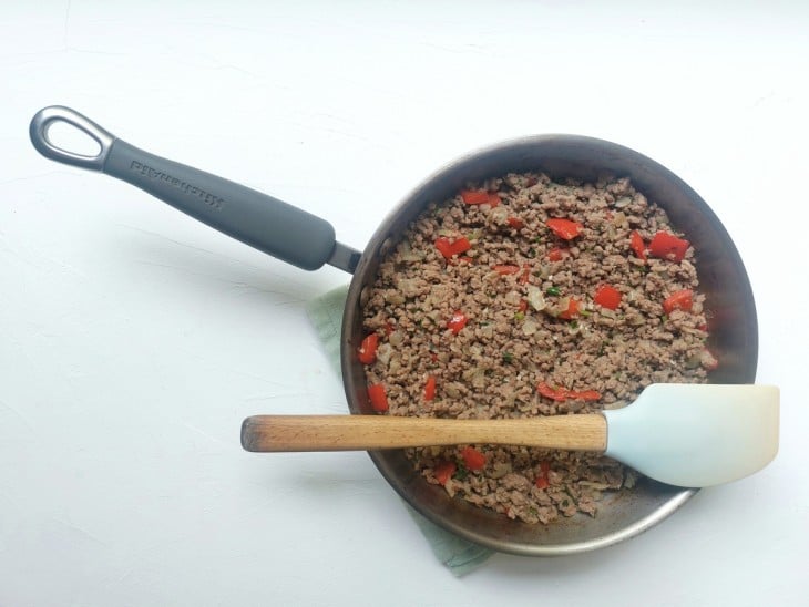 Uma frigideira contendo carne moída com pimentão.