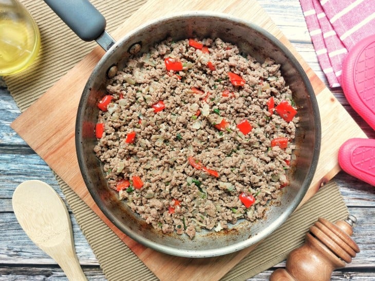 Uma frigideira contendo carne moída com pimentão.