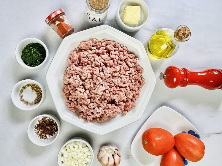 Ingredientes reunidos em uma bancada.