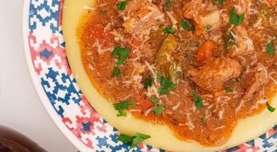 Carne na cerveja com polenta