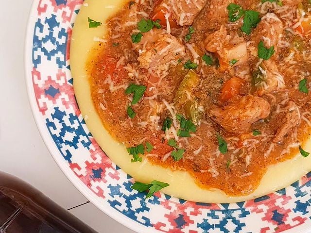 Carne na cerveja com polenta