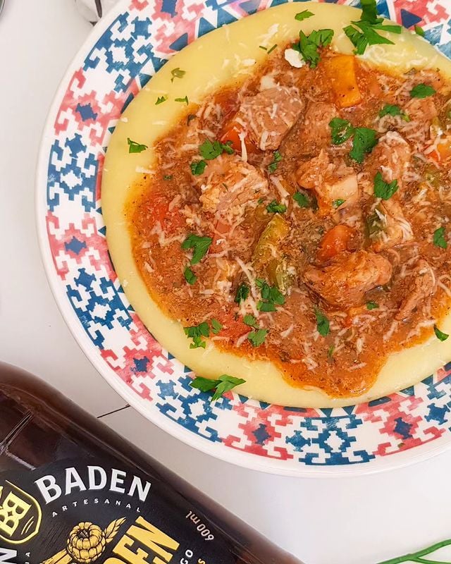 Carne na cerveja com polenta