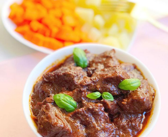 Carne na panela com molho e cerveja