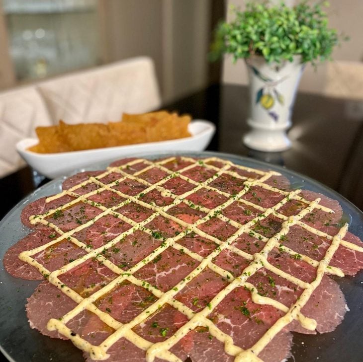 Carpaccio com aioli trufado