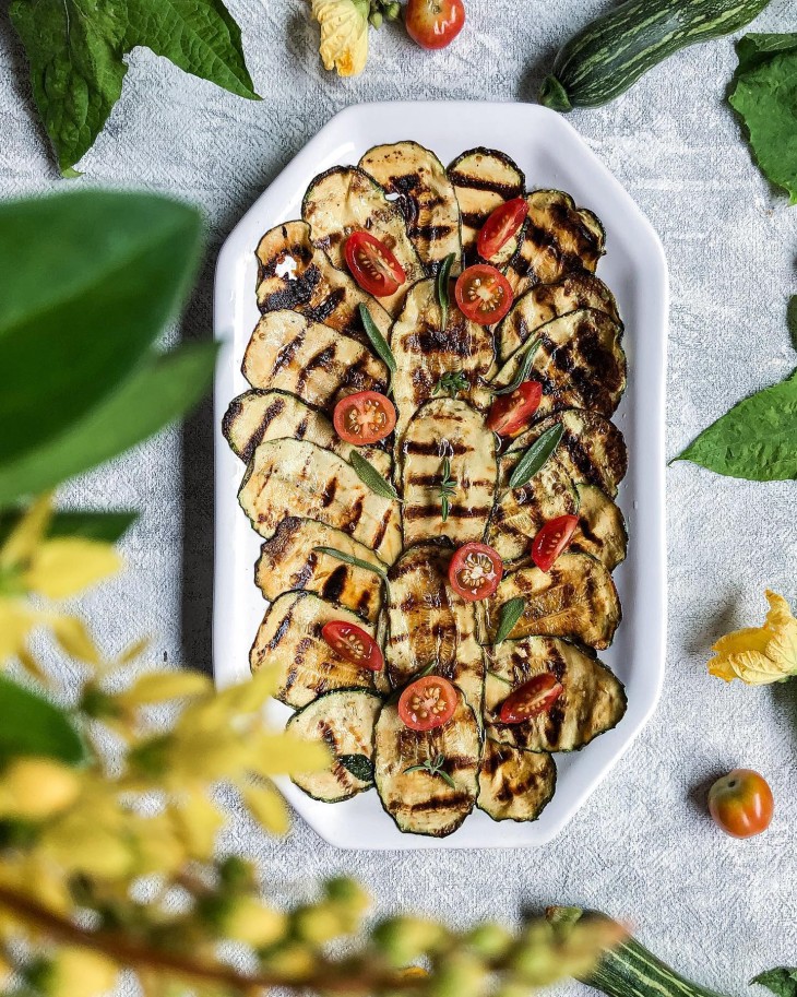 Carpaccio de abobrinha com manjericão e hortelã