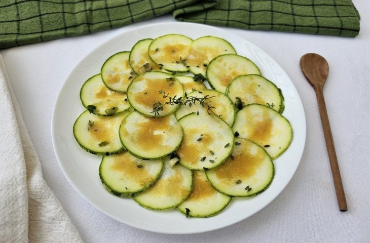 Carpaccio de abobrinha com molho de mostarda