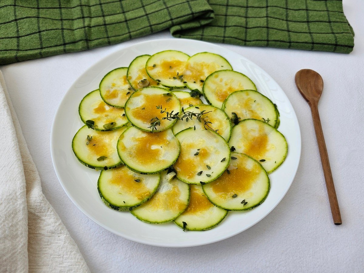 Carpaccio de abobrinha com molho de mostarda