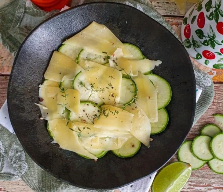 Carpaccio de abobrinha com parmesão