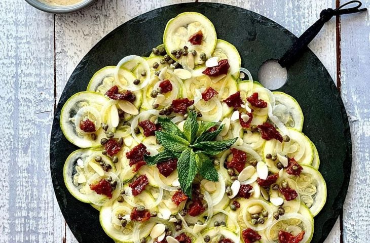 Carpaccio de abobrinha com tomate seco