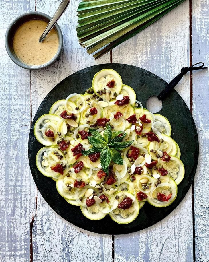 Carpaccio de abobrinha com tomate seco