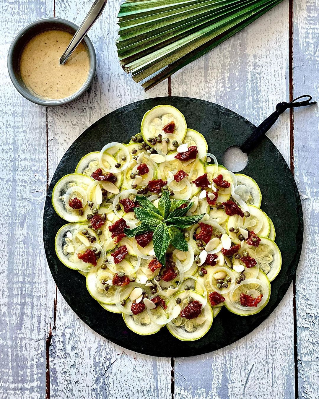 Carpaccio de abobrinha com tomate seco