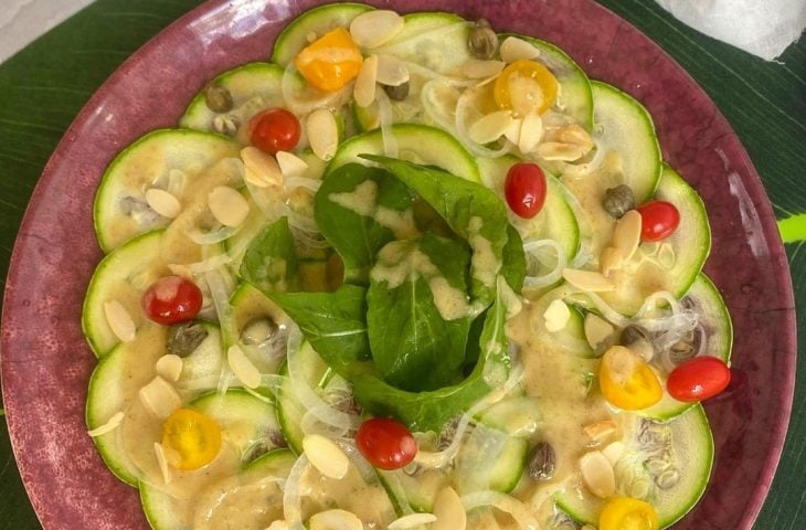 Carpaccio de abobrinha com tomatinhos