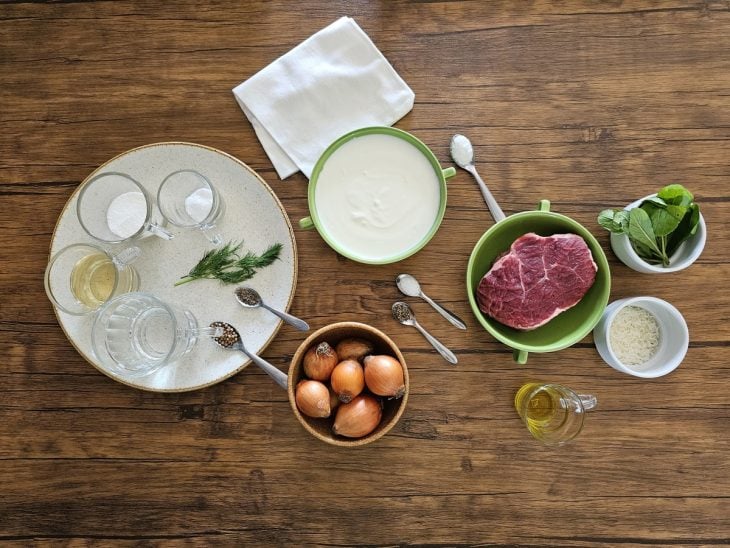 ingredientes do carpaccio de carne reunidos na bancada.