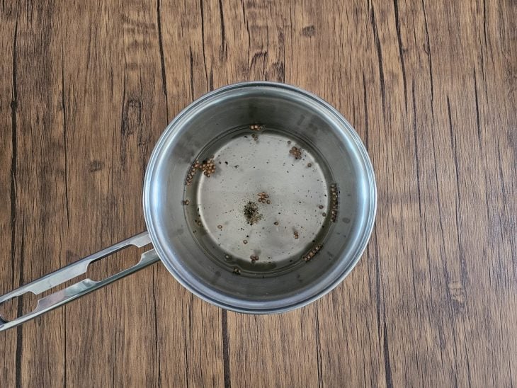 panela com líquido e alguns temperos.