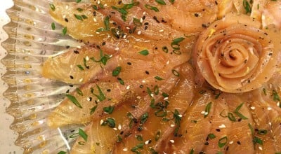 Carpaccio de salmão com molho tarê