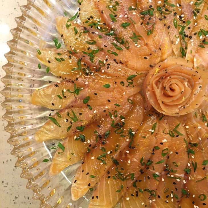 Carpaccio de salmão com molho tarê