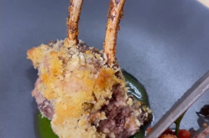 Carré de cordeiro com crosta de castanhas