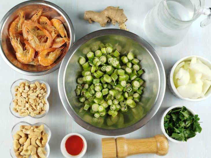 Ingredientes reunidos na bancada.