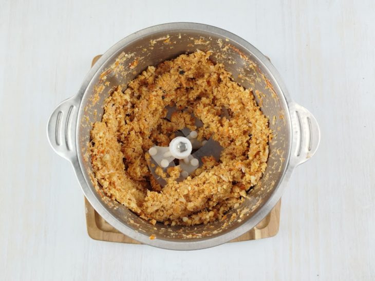 No liquidificador, as castanhas, o amendoim, o camarão seco e o gengibre batidos.